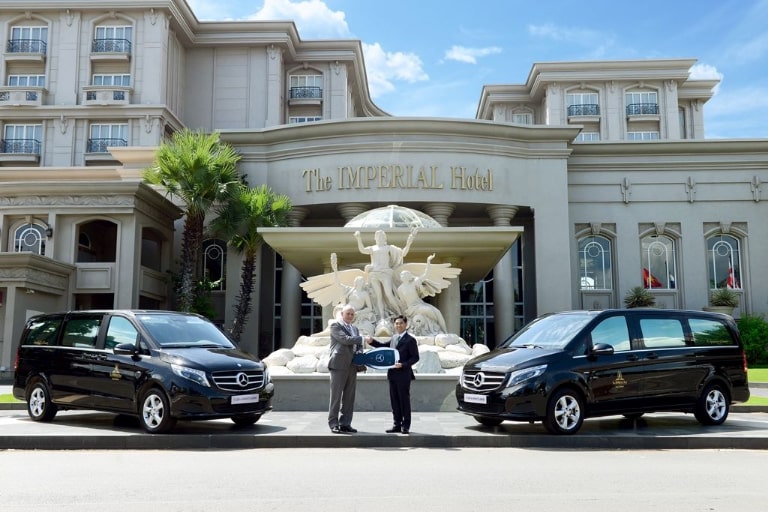 Xe limousine đưa đón cao cấp của resort