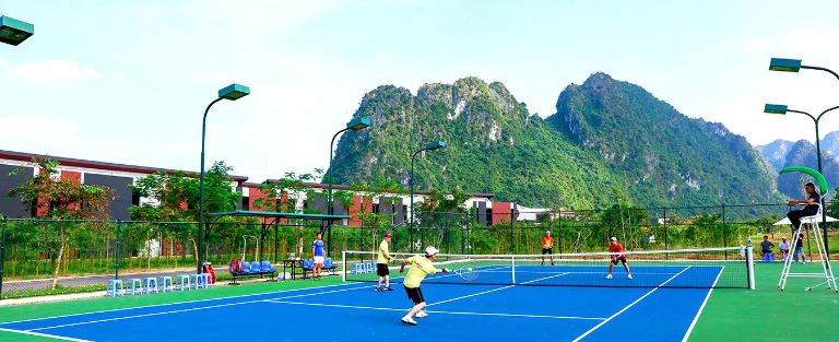 Sân tennis tại Resort Serena Hòa Bình