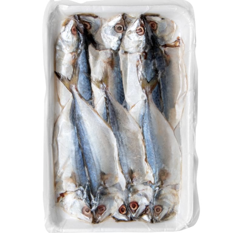 Kiểm định chất lượng trước khi mua để tránh mua phải cá ươn.