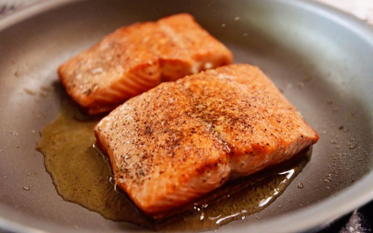Áp chảo cá hồi sẽ giúp cho món ăn có màu sắc đẹp và bắt mắt hơn.