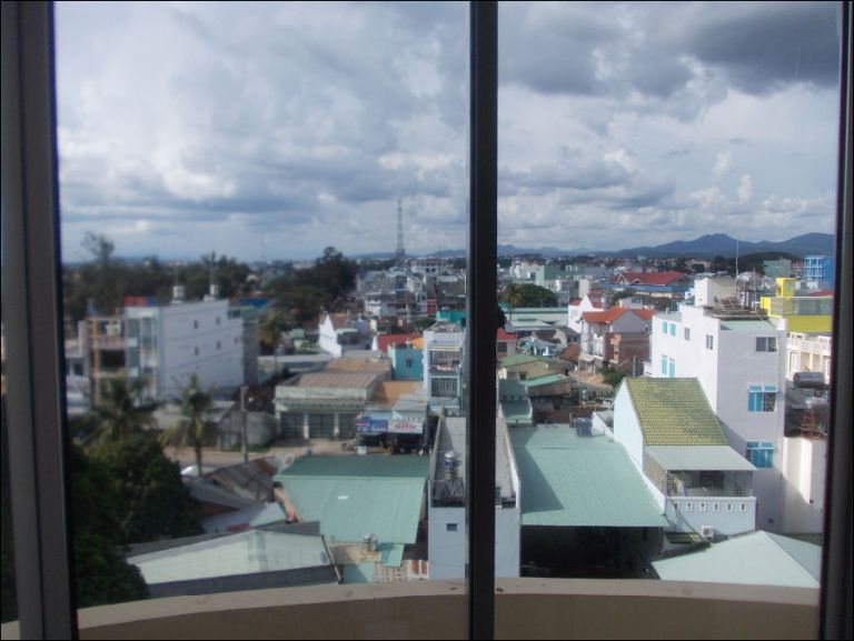 Cửa sổ lớn mở rộng tầm nhìn ra phía thành phố và rừng núi bao la. (Nguồn: Booking.com)
