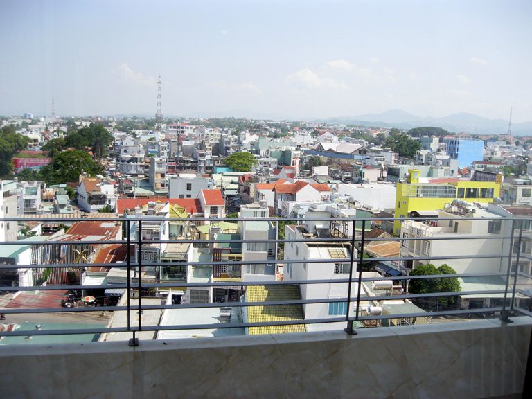 Tầm nhìn hướng ra thành phố từ cửa sổ phòng Luxury. (Nguồn: indochinehotel.vn)