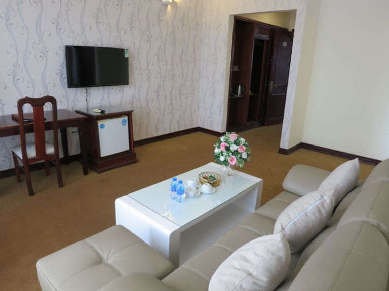 Phòng Suite có diện tích 56 m2, được thiết kế hiện đại nhưng vô cùng ấm áp. (Nguồn: indochinehotel.vn)