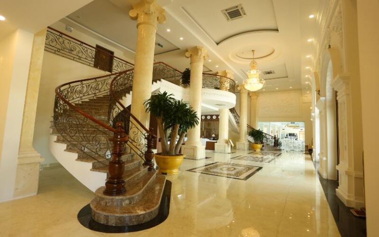 Khu vực sảnh chờ sang trọng như một cung điện thu nhỏ bên trong khách sạn. 