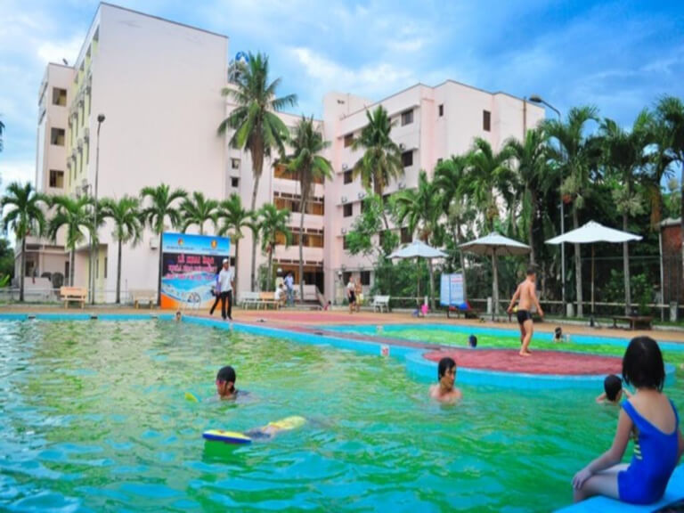 Hồ bơi khách sạn Sông Trà Quảng Ngãi