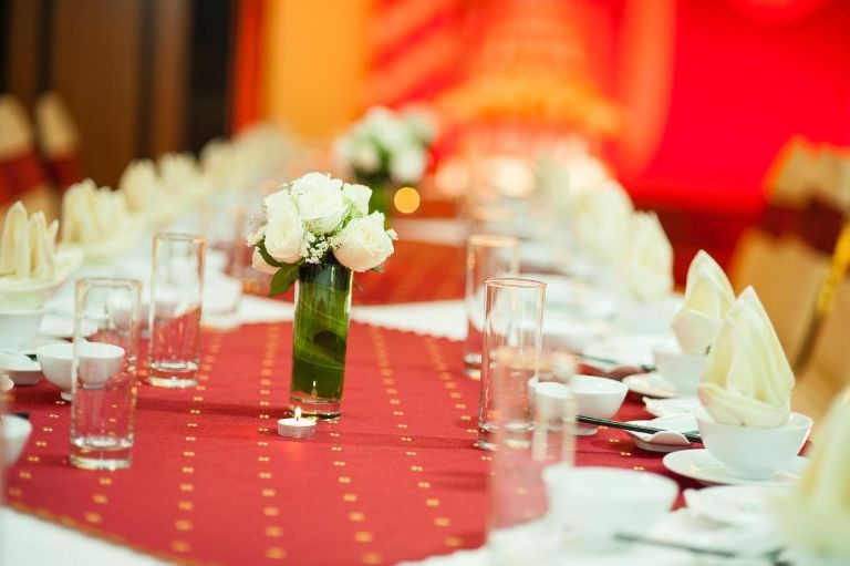 Khách sạn cung cấp dịch vụ tổ chức tiệc cưới cho các cặp đôi