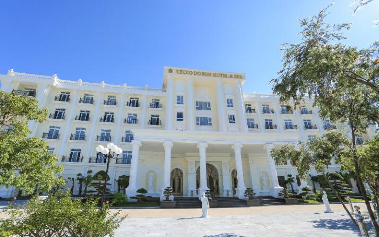 Khách sạn được sơn màu trắng và kem rất hài hoà toát lên nét sang trọng và tinh tế. (Nguồn: Chudu24.com)