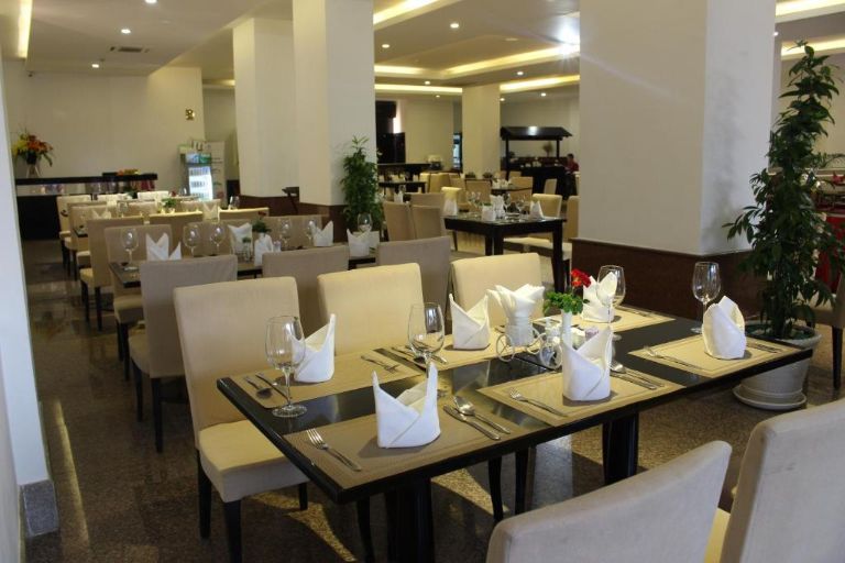 Nhà hàng Pomelo có không gian rộng rãi và thiết kế ấn tượng theo phong cách châu Âu. (Nguồn: Booking.com)