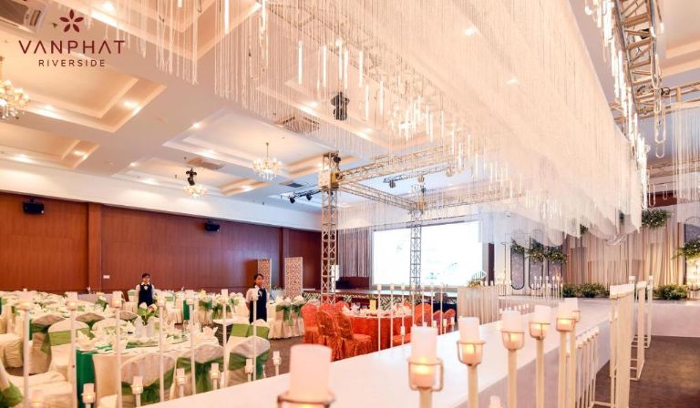 Với nhiều năm kinh nghiệm tổ chức hội nghị - tiệc cưới, Vạn Phát được du khách tin tưởng và lựa chọn hàng đầu. (nguồn: Booking.com)