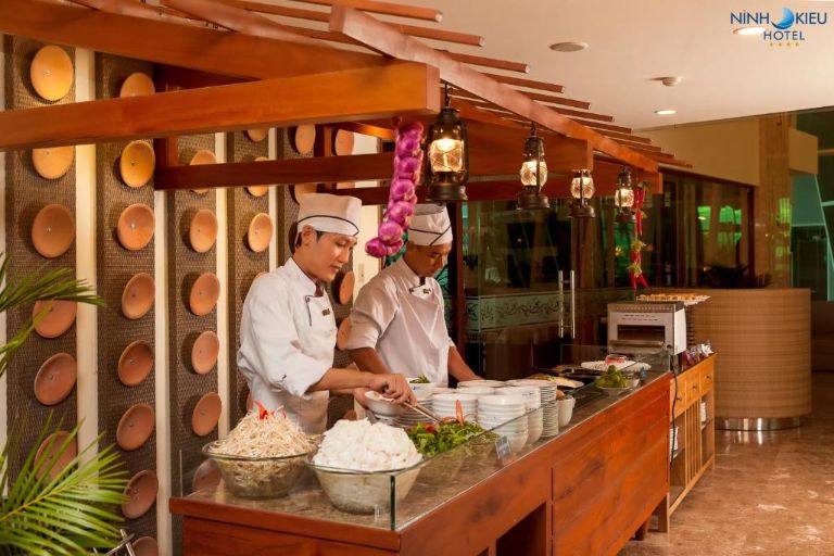 Các đầu bếp dày dặn kinh nghiệm tại nhà hàng Ninh Kiều chế biến các món từ Âu đến Á để phục vụ thực khách. (Nguồn: Booking.com)