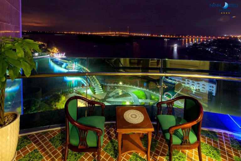 Ban công view đẹp có một không hai tại khách sạn Ninh Kiều Rverside Cần Thơ. (Nguồn: Booking.com)
