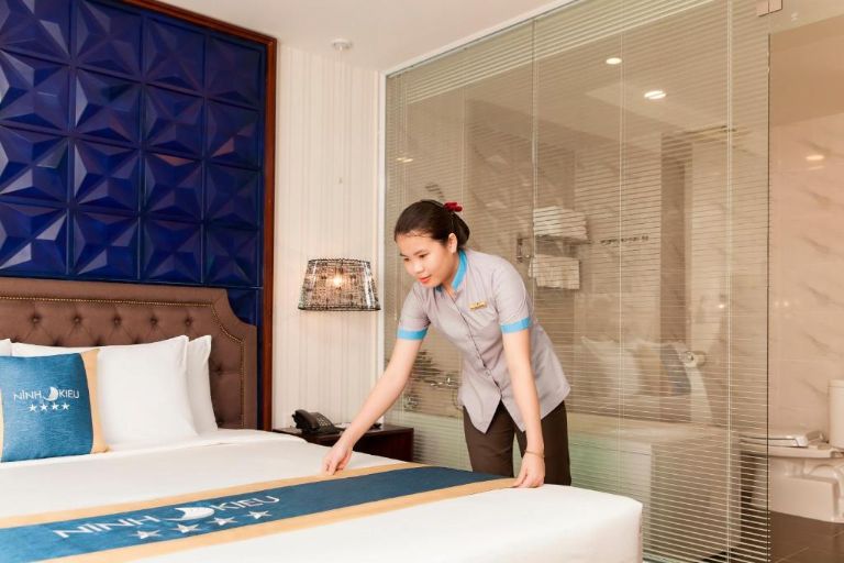 Nhân viên buồng phòng vệ sinh sạch sẽ giường cùng phòng ốc trước khi khách hàng check-in. (Nguồn: Booking.com)