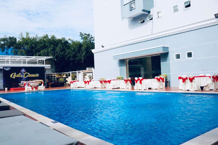 Hồ bơi trong xanh nằm trong khuôn viên khách sạn là địa điểm giải nhiệt mùa hè lý tưởng khi tới Ninh Kiều Riverside. (Nguồn: Internet)