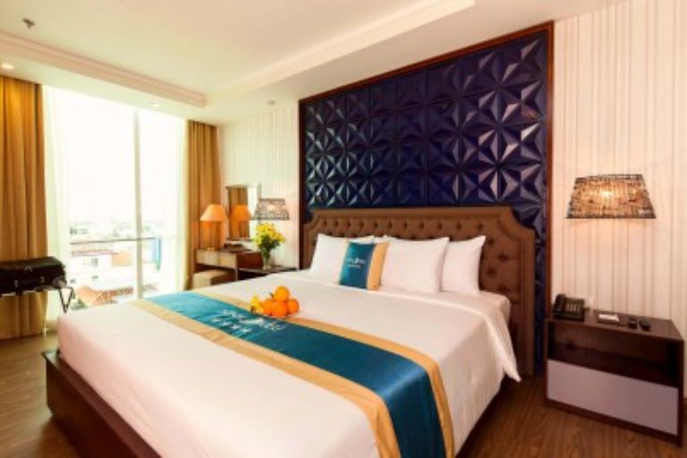 Phòng Premium Suite là hạng phòng đặc biệt và độc đáo nhất Ninh Kiều Riverside Hotel. (Nguồn: Booking.com)