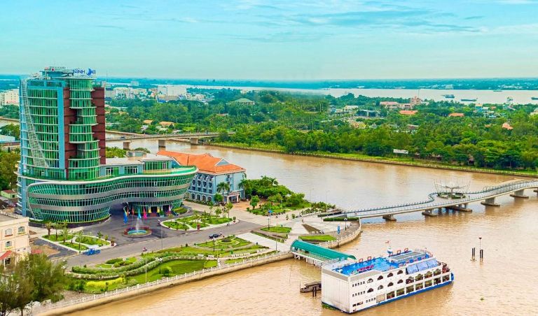 Khách sạn nằm bên bến Ninh Kiều, bao trọn tầm nhìn hai dòng sông Hậu và sông Cần Thơ thơ mộng, hiền hoà. (nguồn: Booking.com)