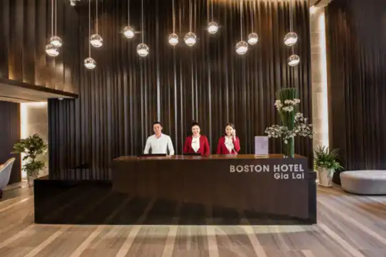 Nhân viên lễ tân tại Boston Hotel có ngoại hình ưa nhìn, thân thiện, nhiệt tình hỗ trợ khách hàng. (nguồn: Booking.com)