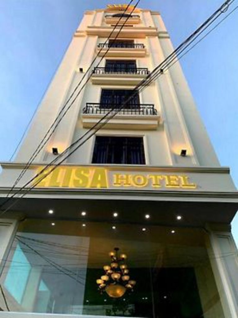 Toàn cảnh toà nhà khách sạn Elisa màu trắng sang trọng, quý phái. (Nguồn: Booking.com)