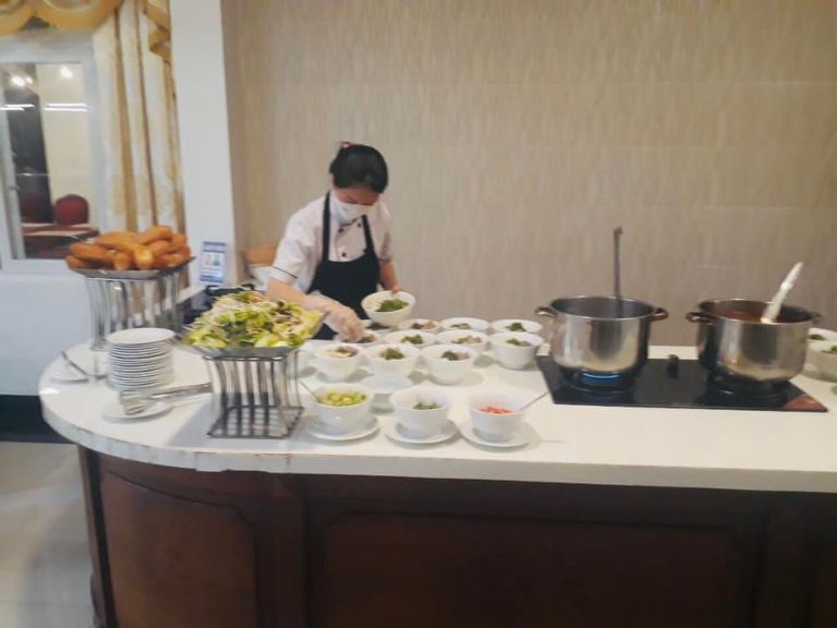 Các đầu bếp hàng đầu của khách sạn phục vụ các món ăn chất lượng từ các nguyên liệu tươi, sạch. (nguồn: Facebook)