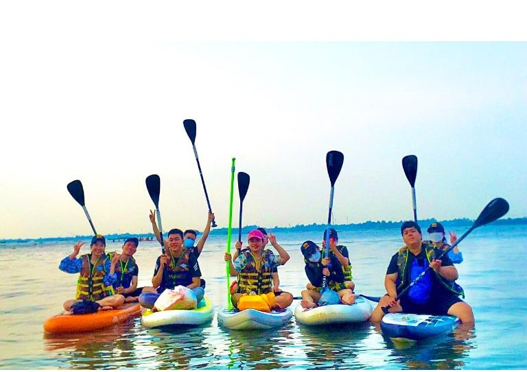Chèo thuyền Kayak của Du thuyền Bassac trên sông Mekong hứa hẹn sẽ là trải nghiệm vô cùng đáng thử khi tham gia tour du thuyền Bassac