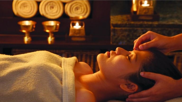 Dịch vụ massage được thực hiện trong không gian yên tĩnh mang đến cảm giác vô cùng thoải mái, dễ chịu