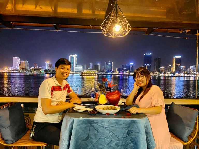 Thưởng thức bữa ăn thịnh soạn trên du thuyền 3 sao và nhìn ngắm quanh cảnh sông Hàn về đêm thơ mộng đảm bảo sẽ khiến mọi người mê mẩn 