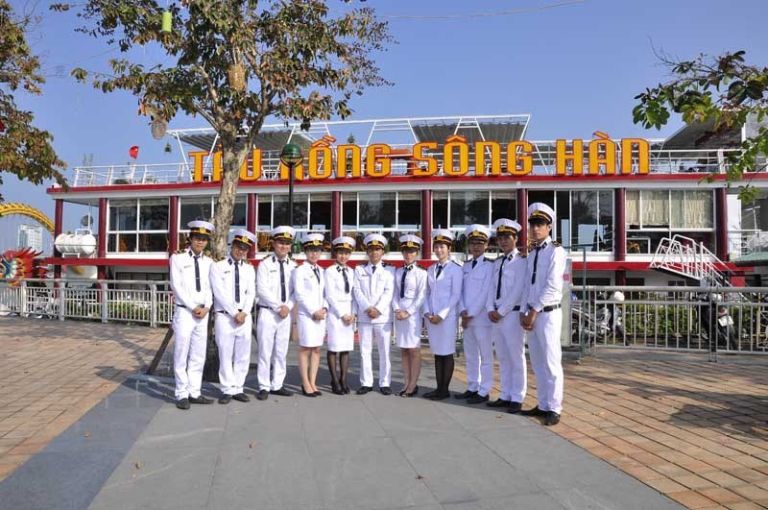 Tàu Rồng Sông Hàn sở hữu đội ngũ thuyền viên giàu kinh nghiệm, có trách nhiệm công việc cao và cực nhiệt tình trong mọi hành trình
