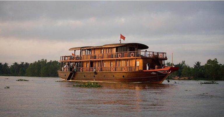 Du thuyền Bassac nổi tiếng thiết kế hoàn toàn bằng gỗ