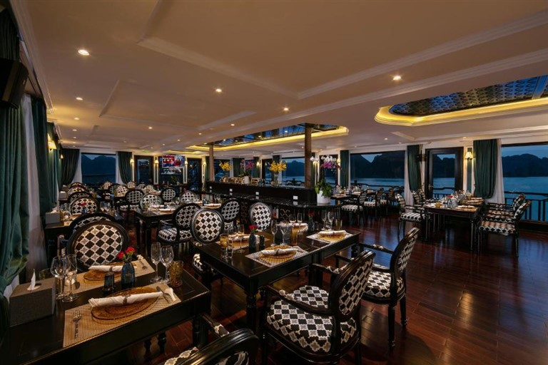 Không gian nhà hàng sang trọng, ấm cùng tại du thuyền 5 sao Hạ Long - Genesis Luxury Regal Cruises.