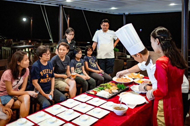 Du khách trực tiếp xem đầu bếp chế biến món ăn trên du thuyền 5 sao Hạ Long - Peony