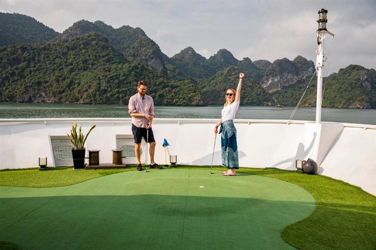Sân golf trên du thuyền là trải nghiệm mới lạ và thú vị thu hút rất nhiều khách hàng thượng lưu. 