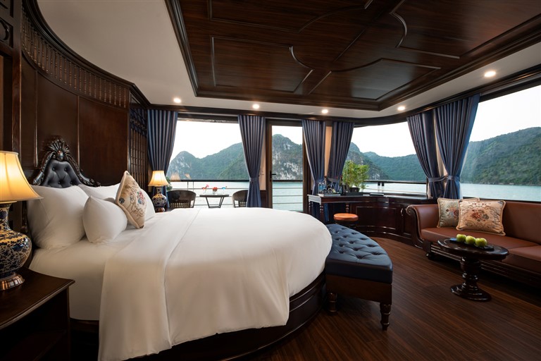 Phòng nghỉ trên du thuyền La Casta Regal được thiết kế theo phong cách mở, rộng rãi, thoáng mát và sang trọng. 