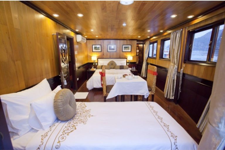 Phòng Family Suite là phòng có diện tích lớn nhất trên dù thuyền, đủ để cho 4 người lớn lưu trú. 