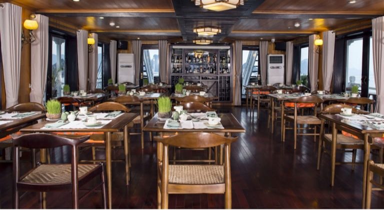 Nhà hàng 5 sao trên du thuyền Aphrodite lấy cảm hứng kiến trúc Đông Dương với nội thất hoàn toàn bằng gỗ. 