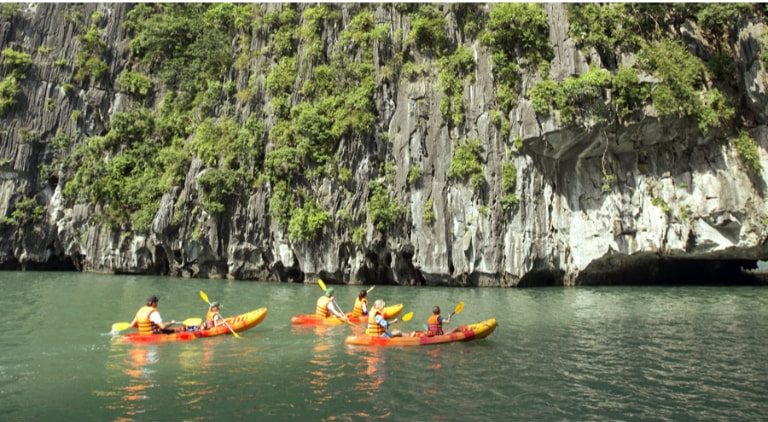 Chèo thuyền kayak vẫn luôn là hoạt động được nhiều du khách yêu thích và lựa chọn khi đến với vịnh Hạ Long. 