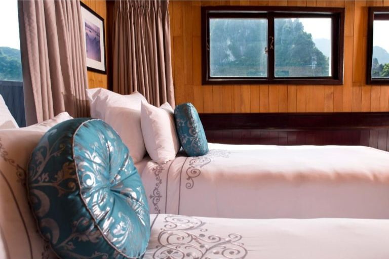 Toàn bộ ga giường trong các phòng trên du thuyền Aphrodite đều sử dụng 100% chất liệu cotton mềm mại. 