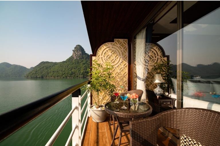 Junior Suite sở hữu ban công riêng, view biển dành cho du khách yêu thích sự riêng tư. 
