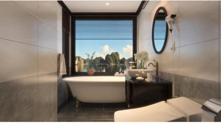 Phòng tắm có cửa sổ kính lớn, và rèm che giúp đảm bảo sự riêng tư cho người sử dụng. 