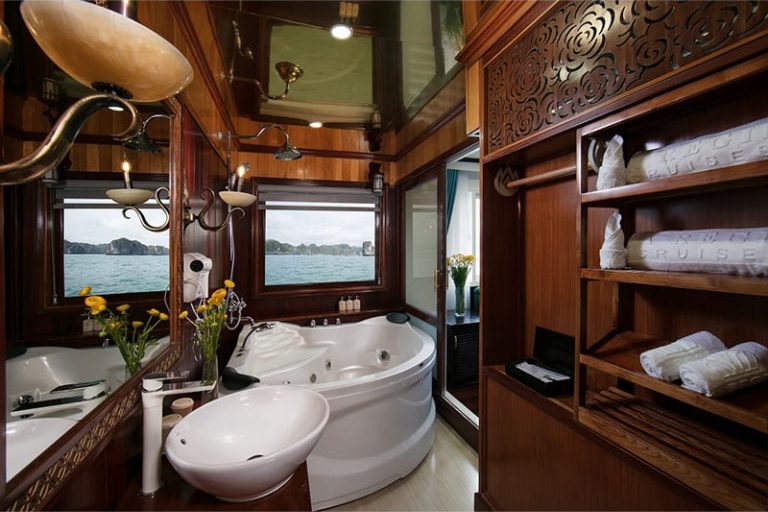 Bồn tắm được đặt ngay cạnh cửa sổ kính, là địa điểm check in lí tưởng của du khách. 