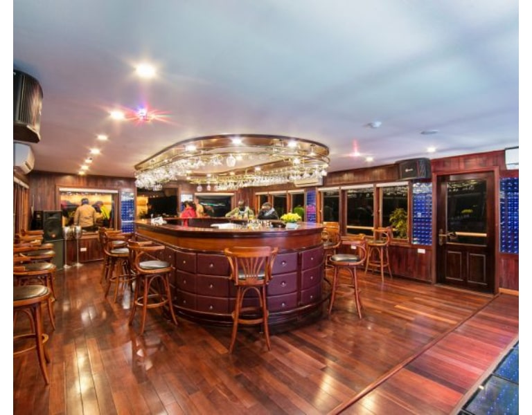 Khu vực Bar Top Deck có sức chứa lên tới 60 người, nơi nổi tiếng với nhiều loại rượu ngon trên khắp thế giới.