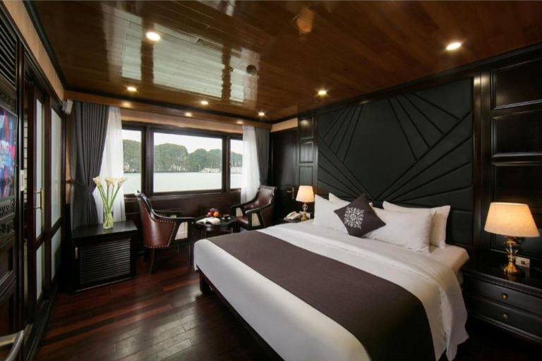 Phòng Noble Suite trên du thuyền La Regina Royal được thiết kế theo phong cách tối giản. 