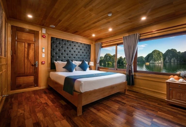 Deluxe Suite trên du thuyền Venezia được ốp hoàn toàn bằng gỗ cao cấp. 