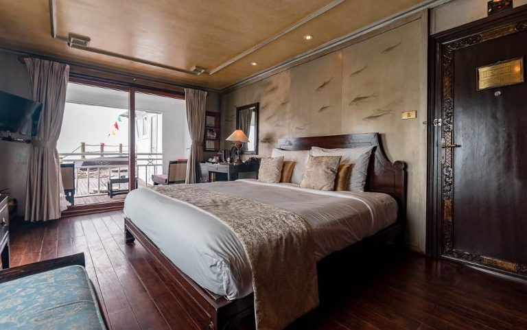 Phòng Junior Suite trên du thuyền Violet sở hữu phong cách thiết kế đậm chất Đông Dương thời Pháp thuộc. 