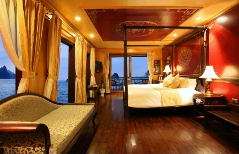 Phòng Imperia Suite trên du thuyền Violet tái hiện cực chi tiết nơi nghỉ ngơi của hoàng thất thời Nguyễn. 