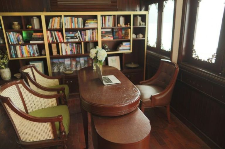 Thư viện với hàng trăm đầu sách được đặt cạnh quầy lễ tân trên Du thuyền Âu Cơ. 