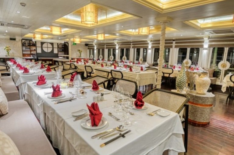 Nhà hàng Terrace Deck của Du thuyền Âu Cơ chuyên phục vụ các bữa ăn đẳng cấp 5 sao. 