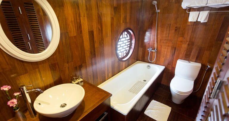 Buồng tắm hiện đại với bồn tắm sang chảnh, bên cạnh có ô cửa sổ tạo không gian thoáng khí