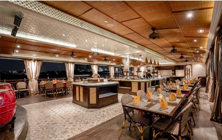 Top Deck là không gian ưa thích của nhiều thực khách tại Du thuyền Bonsai vì không khí thoáng mát và tầm nhìn cao rộng. 