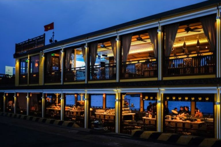 Không gian ăn tối thoáng mát trên Du thuyền Bonsai là lựa chọn hoàn hảo sau một ngày dài chịu đựng cái nóng của Sài Gòn. 
