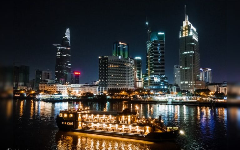 Ngắm nhìn đường chân trời hai bên bờ sông Sài Gòn từ du thuyền Bonsai hứa hẹn sẽ đem đến cho du khách một buổi tối đáng nhớ. 
