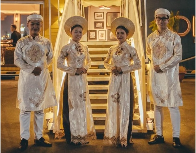 Đội "Welcome Crew" mặc áo dài truyền thống Việt Nam phụ trách đón tiếp khách hàng lên Du thuyền Bonsai. 